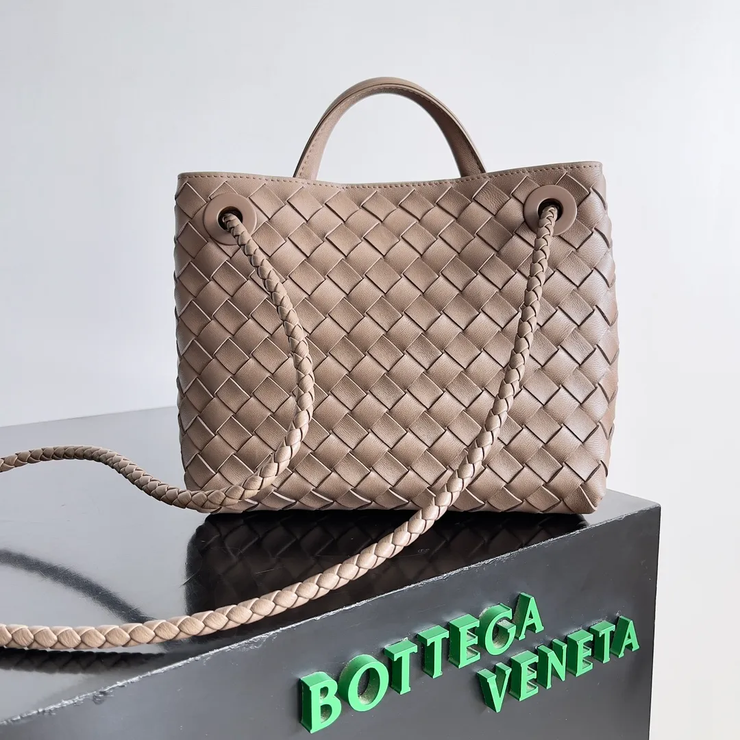 The 2023 new Andiamo batch of 1860 BV has been shipped‼ ️Really popular🔥The new Andiamo woven handbag launched by Bottega Veneta this season is really popular all over the world! ! Celebrities at home and abroad have worn it, and Oscar-winning actress Michelle Yeoh has taken it out on the street. Song Jia, Trai Yara, Yu Feihong, Sanji Ayaka, Rosie Hunting-Whiteley, Yoshioka Riho, etc. have all picked up this bag. It is classic and versatile, showing off its temperament, and the bag capacity is also large, which is very convenient for daily commuting! ! A variety of carrying methods, the shoulder straps can be adjusted by yourself, the original lambskin feels soft and delicate, and the neutral style is made to break gender boundaries and bring a more practical and longer-lasting use experience. Andiamo, which has both elegant and casual styles, perfectly interprets the true appearance of "fashionable old money style". Style number: 743568 Size: 25*22*10.5cm
